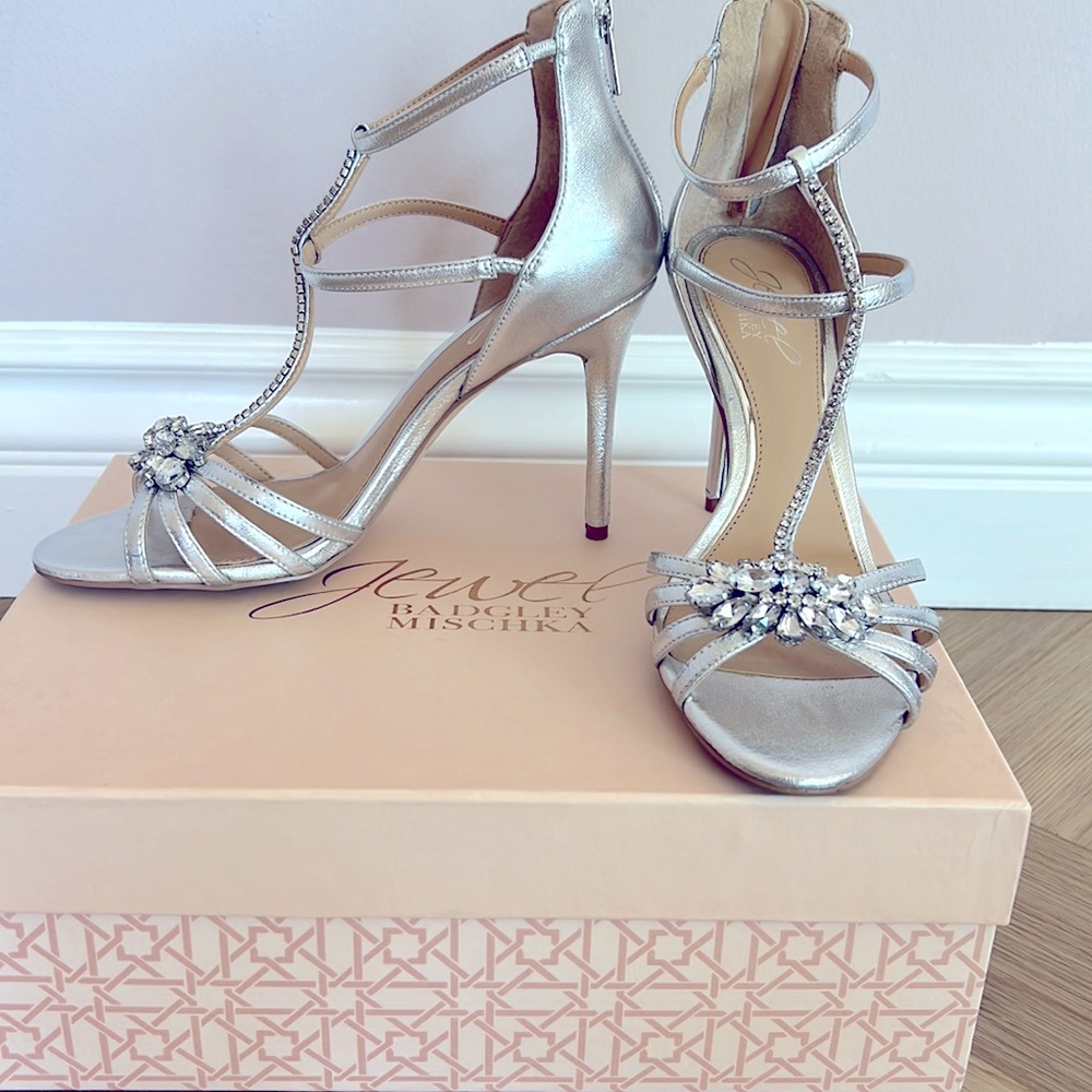 Jewel by Badgley Mischka Hazel II silmet silver sandal